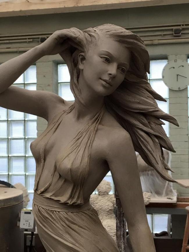 Стройная девушка около прекрасных скульптор