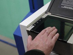 Visa и MasterCard тестируют карты со сканером отпечатков пальцев