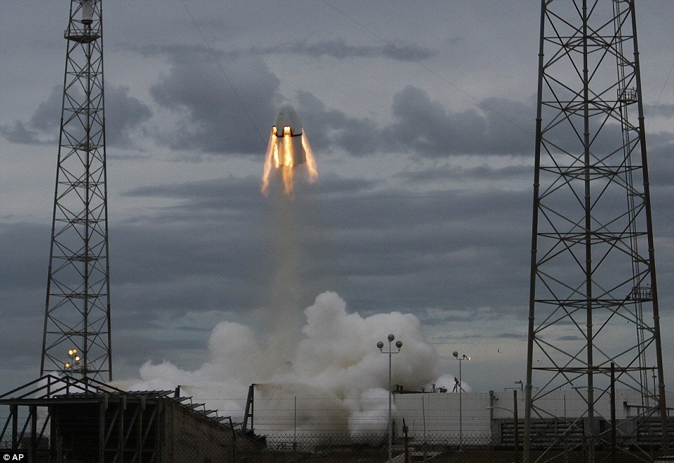 Компания SpaceX доставила свой новейший космический корабль Dragon V2 на мыс Канаверал