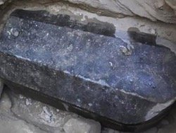 В Египте нашли загадочный черный саркофаг