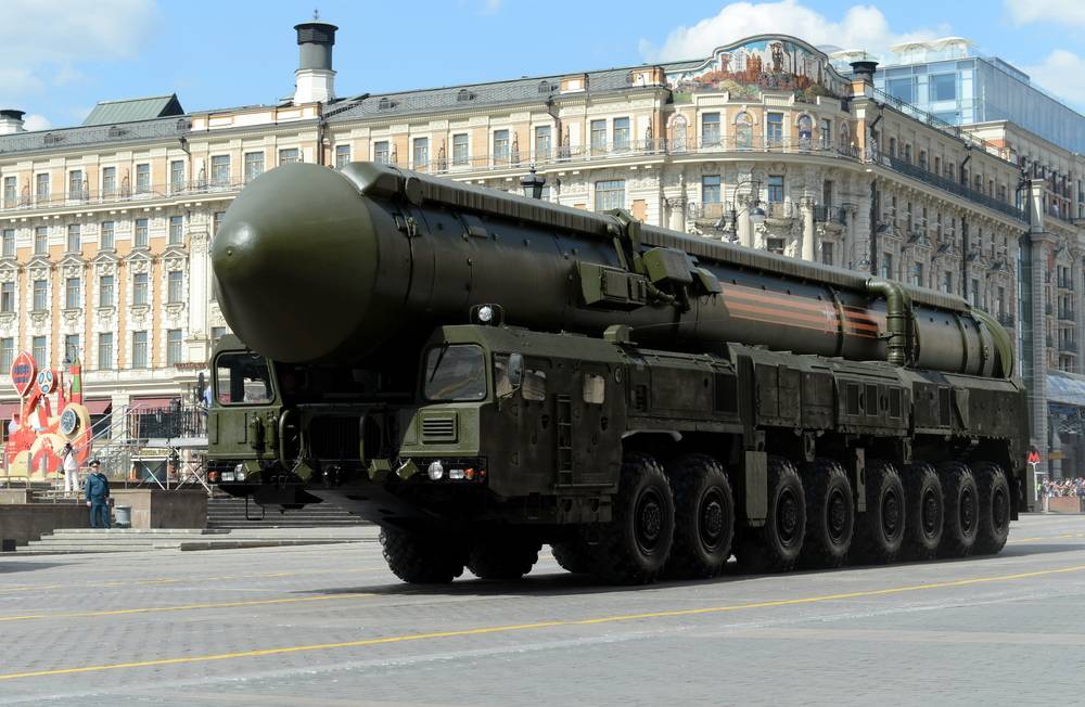 Лукашенко доболтался - Россия принимает на вооружение собственные тягачи для "Ярсов"