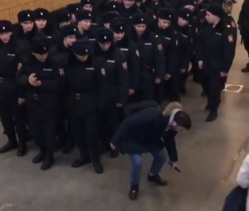 В Росгвардии оценили видео, где пранкер роняет игрушечный пистолет у толпы силовиков