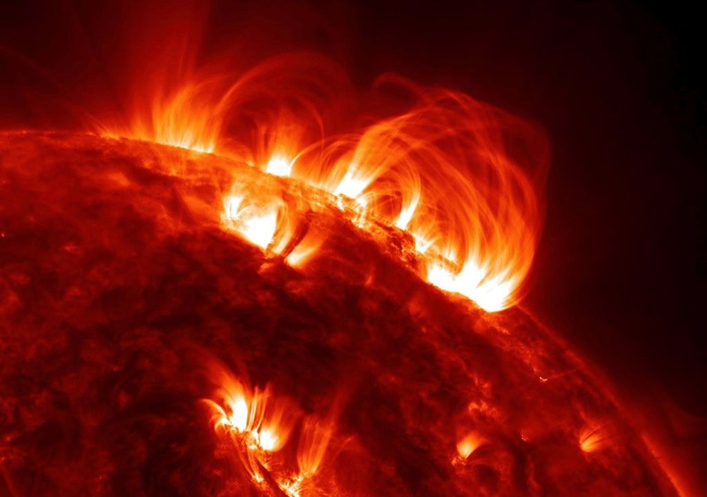 Астрономы нашли «корональные дожди» у самой поверхности Солнца