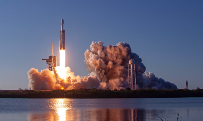 SpaceX провела первый коммерческий запуск сверхтяжёлой ракеты Falcon Heavy