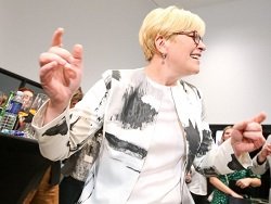 После танцев в штабе Шимоните посыпались странные интерпретации
