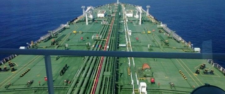 Иран отправляет много нефти на хранение, так как санкции США душат экспорт