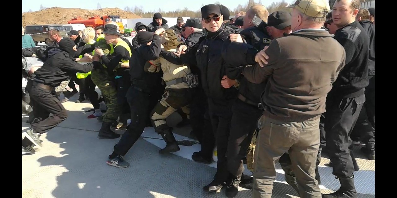 В Шиесе сотрудники частной охраны избили протестующих против строительства свалки