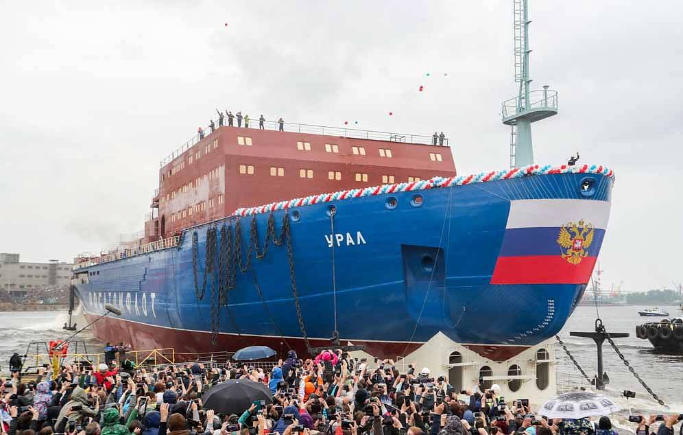 Атомный ледокол "Урал" спустили на воду в Петербурге