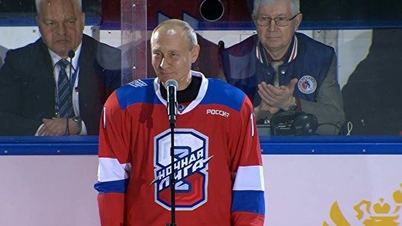 Президент Владимир Путин упал, приветствуя зрителей матча Ночной Хоккейной Лиги