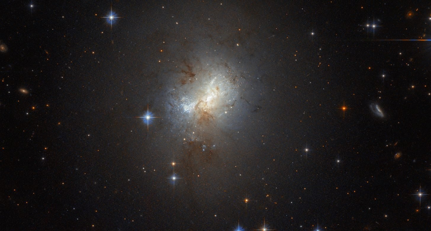 «Hubble» сфотографировал маленькую галактику с большим «сердцем»