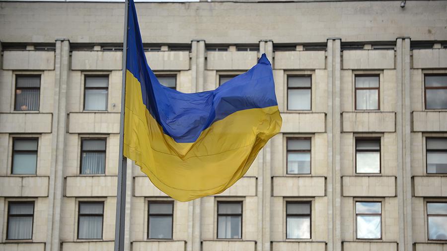 Украинцев выгнали из отеля в Греции за вывешенные флаги
