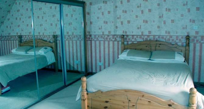 Почему нельзя спать напротив зеркала и ногами к двери