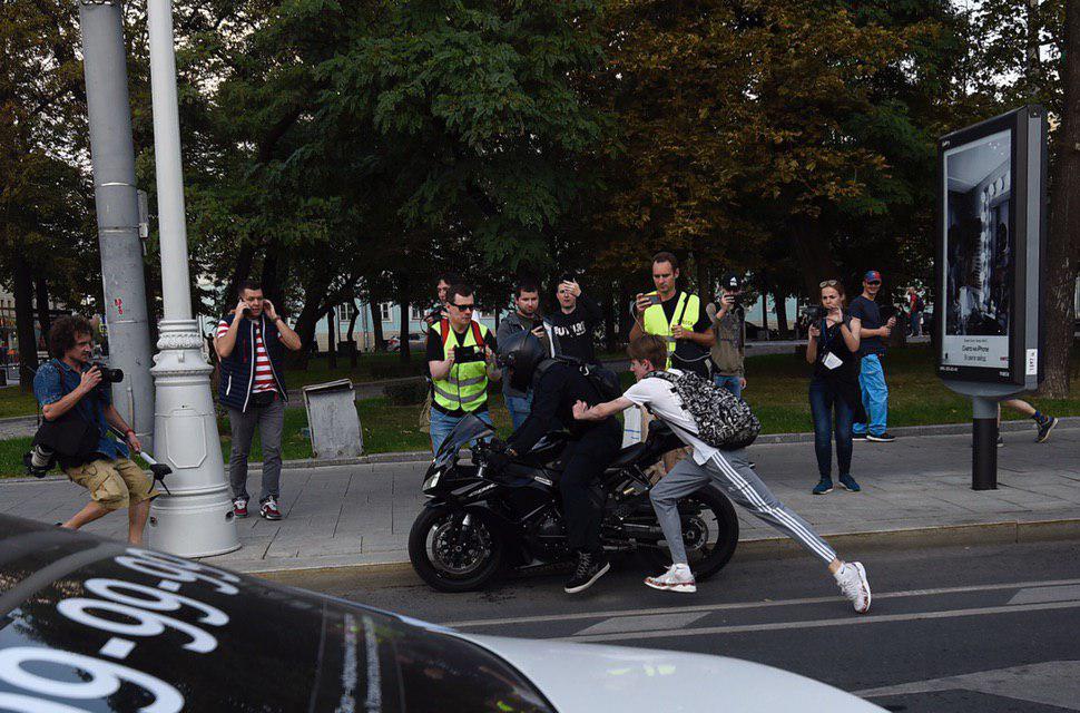 Мотоциклист стал жертвой протестующих на митинге в Москве