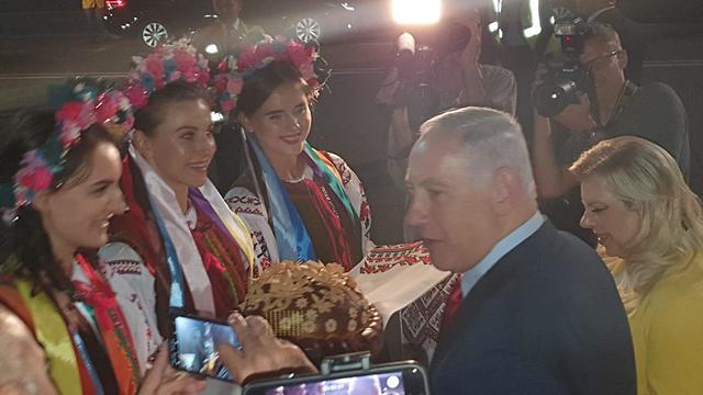Жена Нетаньяху швырнула на землю, преподнесенный украинцами хлеб