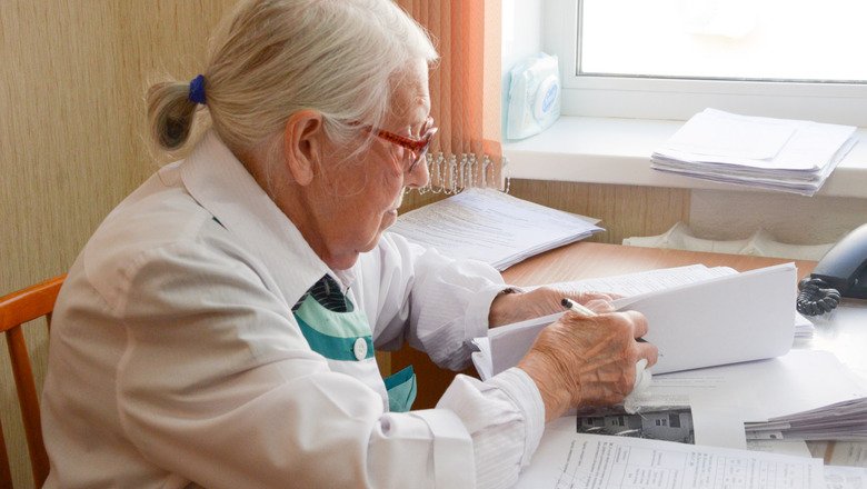 Ушедших на пенсию врачей попросят помочь в борьбе с коронавирусом