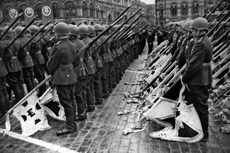 Знамена брошенные к мавзолею в 1945 список фото