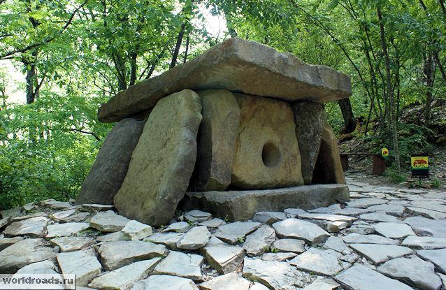 Картинки по запросу дольмены геленджика