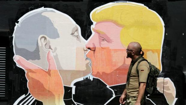 Картинки по запросу рисунок на стене голые трамп с путиным