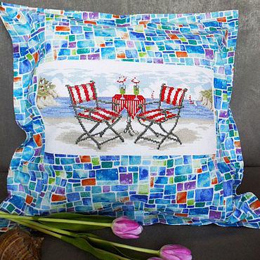 Декоративная наволочка Морской пляж с ручной вышивкой крестом