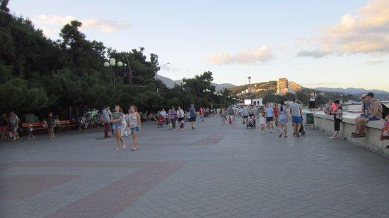 Картинки по запросу "набережная алушты сосны"