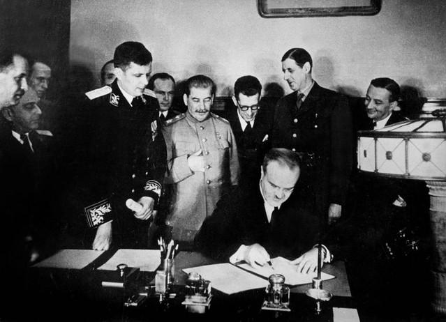 Decembre-1944-Moscou-Signature-de-Pacte-Franco-Sovietique-de-Guache-a-droite-Gaston-Palevski-VG-Deka