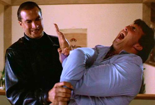 Картинки по запросу стивен сигал бьет в кино фото