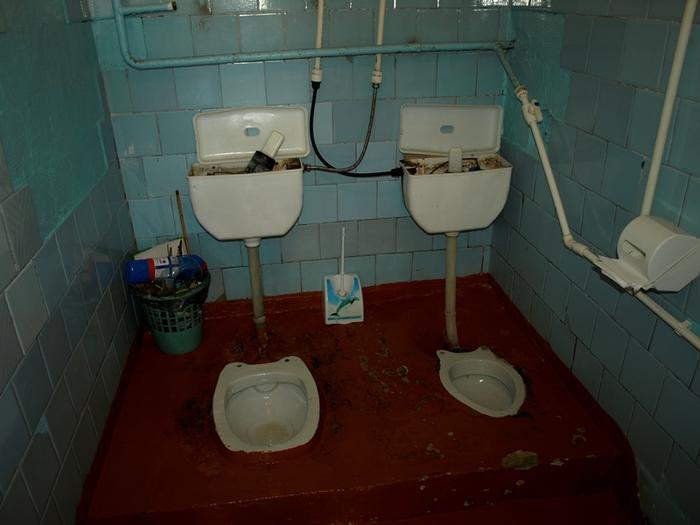 Вк школа туалет. Школьные старые унитазы. Советские унитазы в школе. Туалет в школе. Школьный туалет без унитазов.