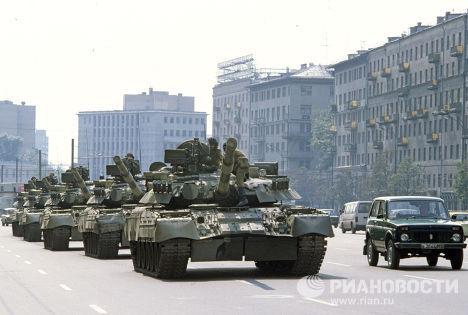 Картинки по запросу август 1991 года танки люди фото