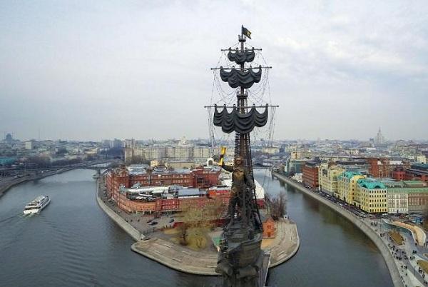 Картинки по запросу памятник петру на москве реке