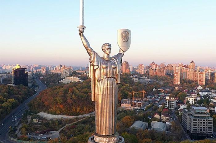 Родина-Мать» в плену. Как на Украине глумятся над советским монументом? | В  мире | Политика | Аргументы и Факты