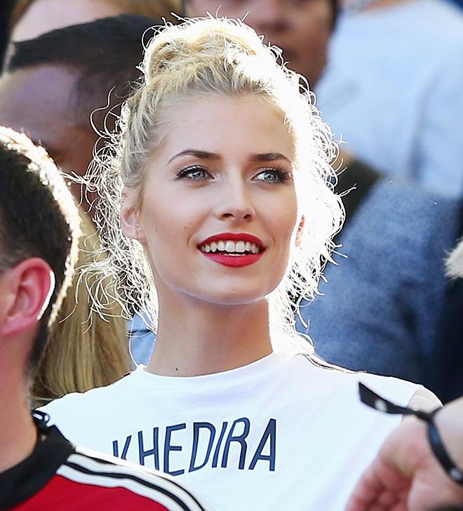 Картинки по запросу девушки известных футболистов фото