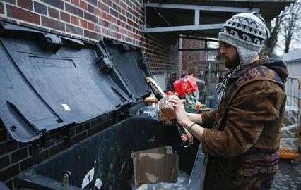 Картинки по запросу американцы ищут еду в мусорных баках