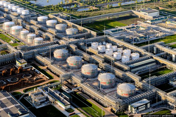 Картинки по запросу нефтеперегонный завод вид сверху фото