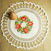 Для дома и интерьера ручной работы. Ярмарка Мастеров - ручная работа Салфетка вышитая крестом Венок алых роз с изящным кружевом. Handmade.