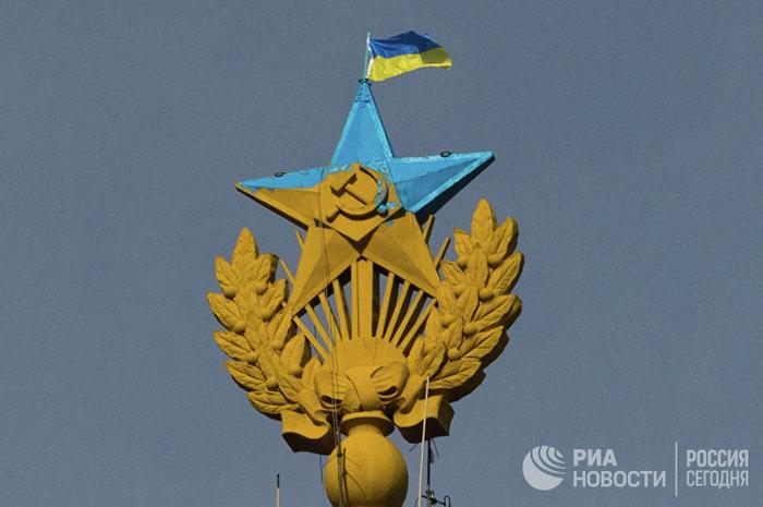 Картинки по запросу кремль в украинских цветах
