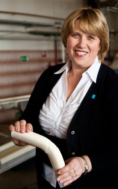 Гибкая мыльная штанга в руках начальника производства Елены Гусак