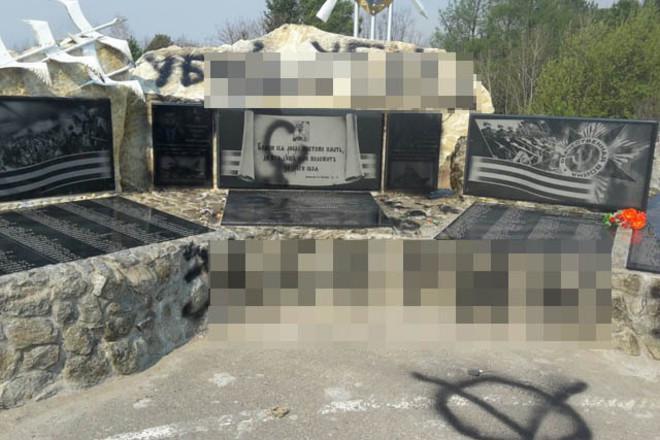 В Амурской области неизвестные осквернили памятник героям России
