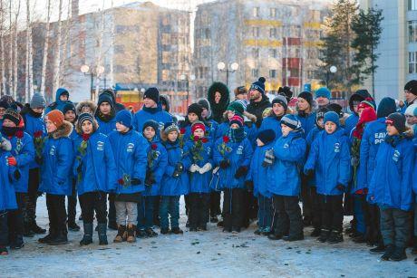 В «Единой России» объяснили, почему дети на открытии памятника в  Нефтеюганске были одеты в куртки с партийной символикой