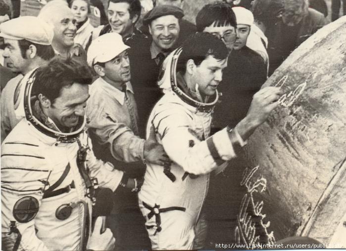 Первая награда гагарина после приземления. Космонавт Николаев после приземления. Приземление Космонавта Гагарина.