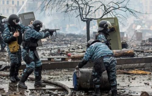 Картинки по запросу беркут стреляет по протестующим