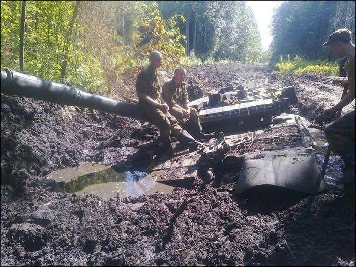 Картинки по запросу танк россии застрял в болоте