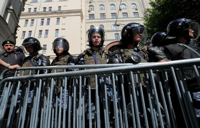 хунта что это в россии. 6889640 4715703. хунта что это в россии фото. хунта что это в россии-6889640 4715703. картинка хунта что это в россии. картинка 6889640 4715703. Для начала определимся в терминах. По Википедии, хунта (исп. junta) — в переводе с испанского означает «собрание, комитет». В Испании и испаноязычных странах этим словом обозначаются различные органы государственного управления, в том числе гражданские. В современном русском языке (как и в ряде других языков мира) слово хунта используется в основном для обозначения военной диктатуры, установившейся в результате государственного переворота, причём не обязательно в испаноязычной стране.