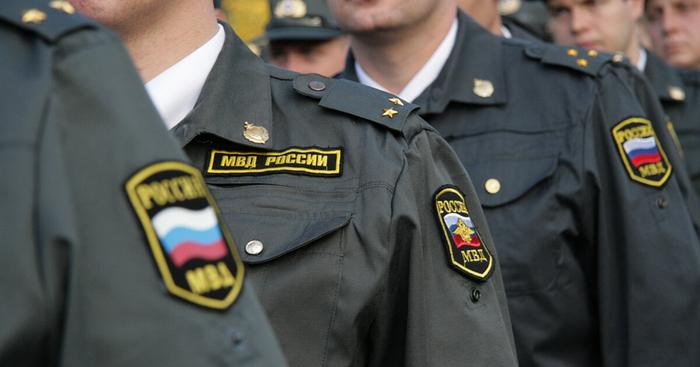 хунта что это в россии. 6889640 4715705. хунта что это в россии фото. хунта что это в россии-6889640 4715705. картинка хунта что это в россии. картинка 6889640 4715705. Для начала определимся в терминах. По Википедии, хунта (исп. junta) — в переводе с испанского означает «собрание, комитет». В Испании и испаноязычных странах этим словом обозначаются различные органы государственного управления, в том числе гражданские. В современном русском языке (как и в ряде других языков мира) слово хунта используется в основном для обозначения военной диктатуры, установившейся в результате государственного переворота, причём не обязательно в испаноязычной стране.