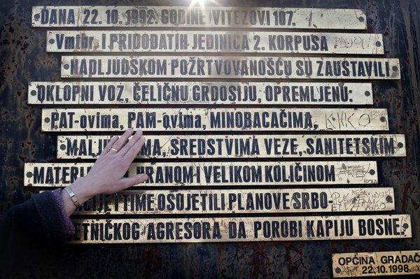 Мемориальная табличка, установленная на разбитом поезде, который стоит в городе Градачац