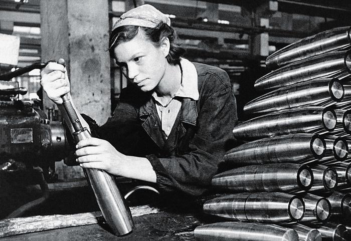 Стахановка А.М. Маряшина на производстве снарядов на оборонном заводе имени Серго Орджоникидзе. 1945 год Ей зарплату не задерживали.