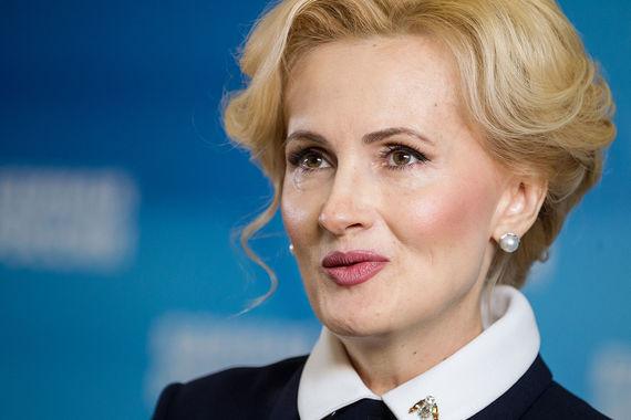 Эксперты «Ведомостей» оценили плюсы и минусы российских женщин - политиков, которые могли бы соперничать на президентских выборах с Владимиром Путиным.Зампред Госдумы Ирина Яровая+ известность, позволяет «дерадикализировать» Путина− «спойлер» для Путина, высокий антирейтингВ экспертном опросе «Ведомостей» принимали участие политологи Михаил Виноградов, Константин Калачев, Андрей Колядина, Глеб Кузнецов и Алексей Чеснаков