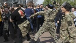 Казаки избивают демонстрантов на Пушкинской площади в Москве, 5 мая 2018 года