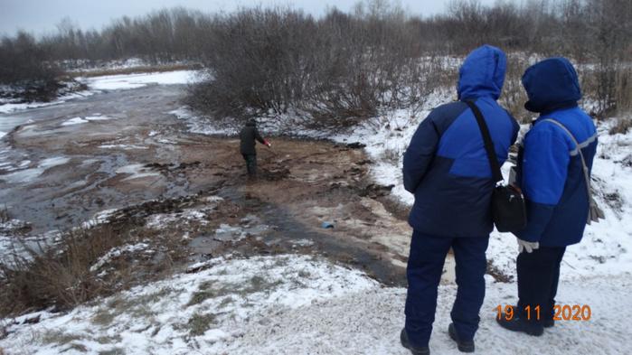 чем больна рыба в каме. 7279531 5342762. чем больна рыба в каме фото. чем больна рыба в каме-7279531 5342762. картинка чем больна рыба в каме. картинка 7279531 5342762. Росприроднадзор и межрайонная природоохранная прокуратура в Березниках выявили, что нарушения в работе березниковского ООО "Сток" привели в ноябре 2020 года к массовой гибели рыбы. 17 ноября прокуратура получила сообщение от жителей, где указывалось о несанкционированном сбросе хлоридов в Каму. Как рассказывали тогда редакции Properm.ru очевидцы, «примерно на протяжении более километра береговой линии лежит мертвая свежая рыба. Рядом, на не замерзшей у берега воде, какая-то пленка, похожая на мазут».