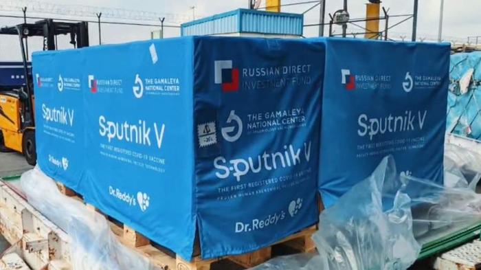 Разгрузка партии российской вакцины от коронавируса Sputnik V в аэропорту города Хайдарабад в Индии