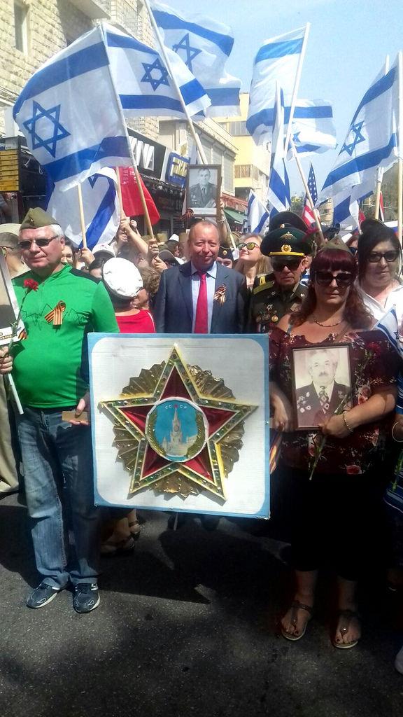 19. Участники парада с российским консулом